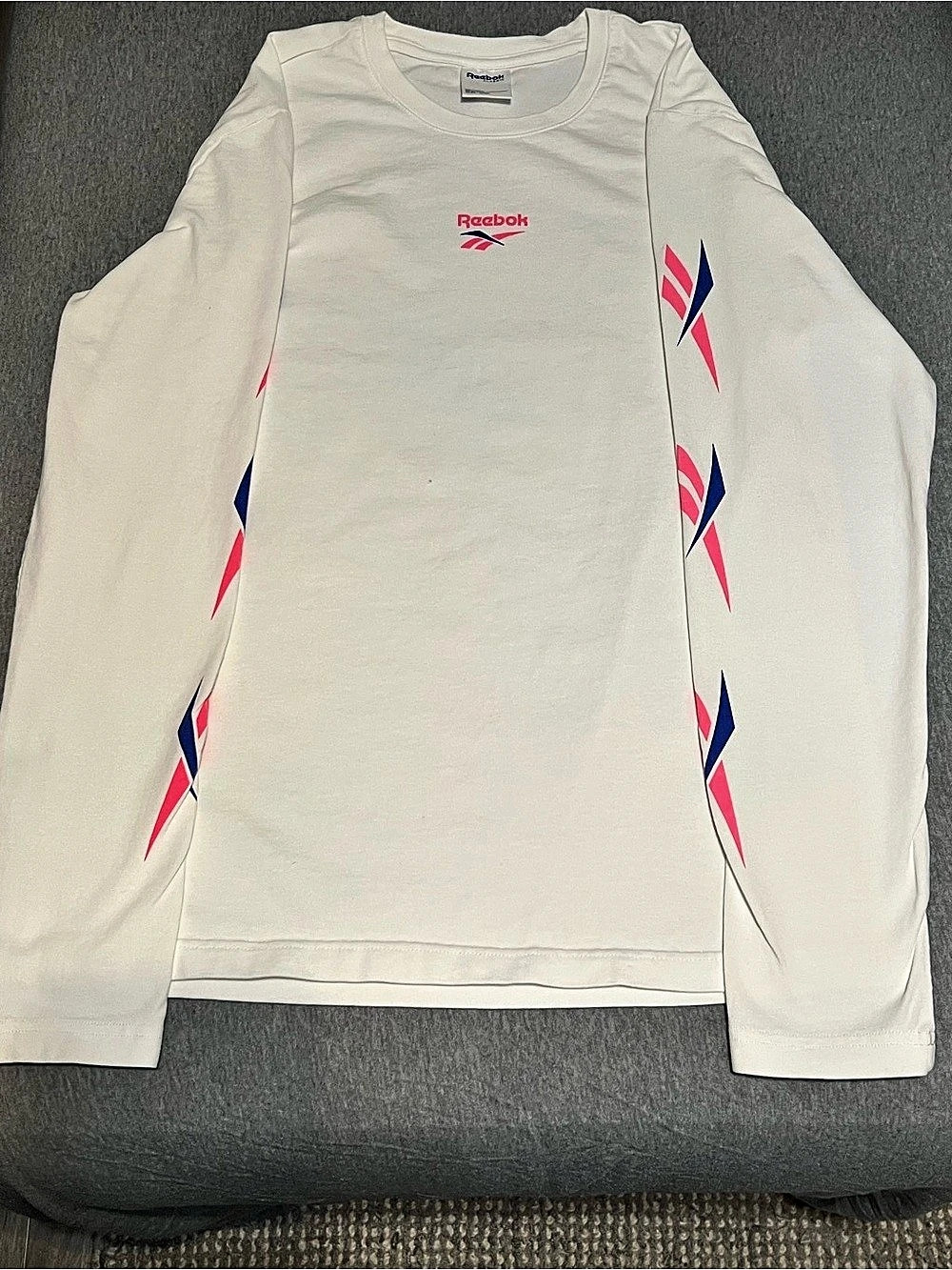 Reebok Classic Long Sleeve Graphic Tee in White Size Medium